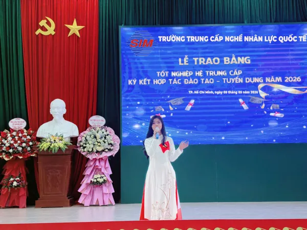 Sân khấu lễ trao bằng tốt nghiệp hệ trung cấp của nhà trường